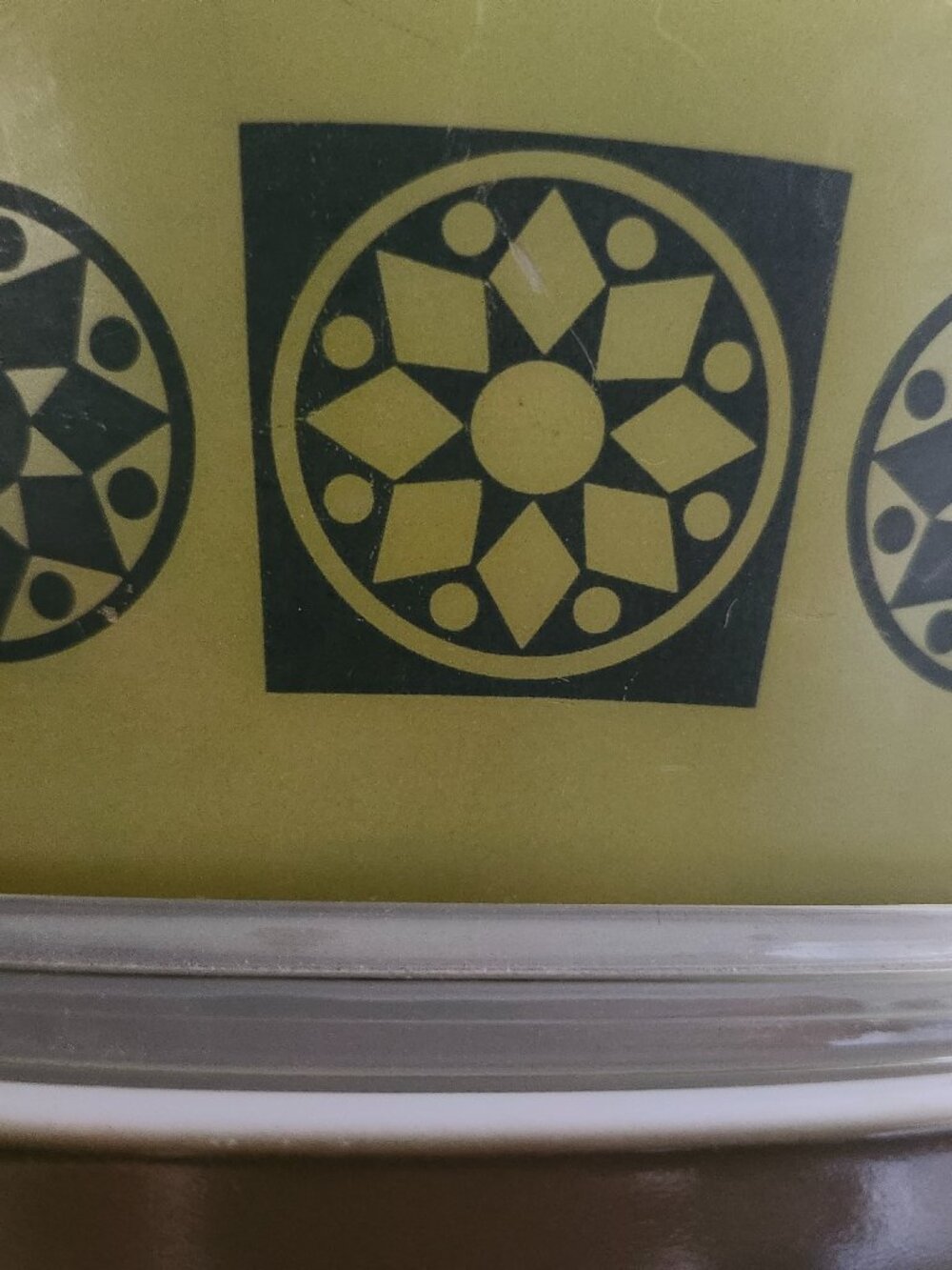 Pyrex JAJ 513 green medallion with lid